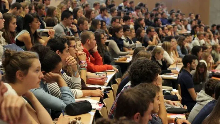 Navigating the Challenges of Moroccan Students in France: A Journey of Dreams and Hardships